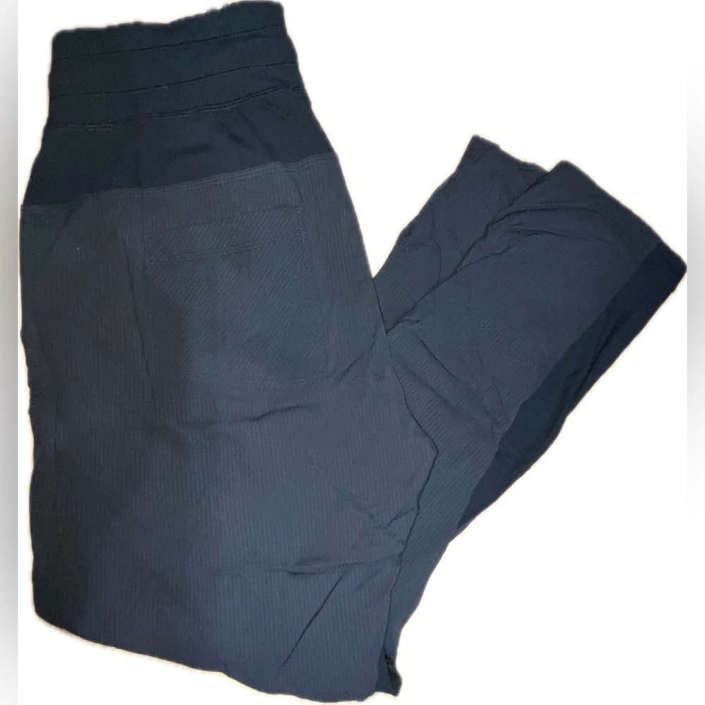 Lululemon Dance Studio 7/8 length pant. Tapered leg and back pockets